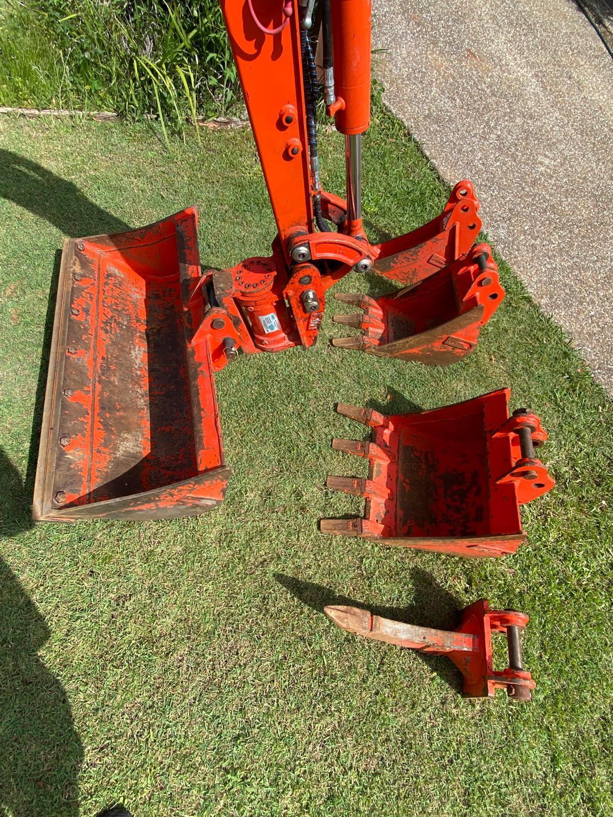 Excavator buckets